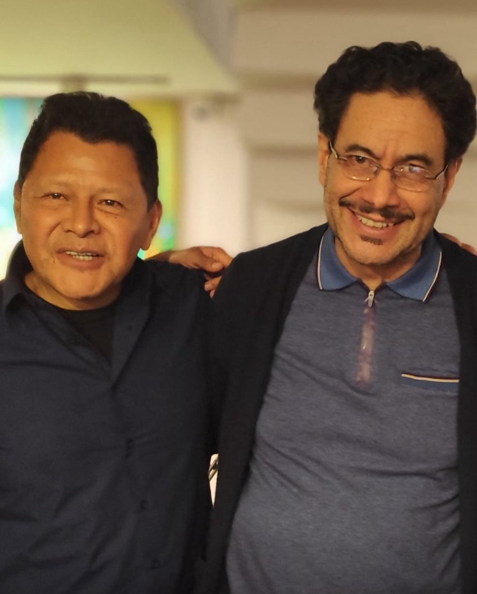 IvanCepedaCast's tweet photo. EL MAESTRO CARLOS JACANAMIJOY

Me dio alegría encontrarme con el maestro Carlos Jacanamijoy, @C_Jacanamijoy, uno de los grandes exponentes del arte colombiano. Su obra, arraigada en la tierra y la cosmovisión de nuestros pueblos, es un referente de identidad, profundidad y resistencia.

El arte no es un lujo, es un pilar esencial para construir un país en paz, justo y donde la diversidad cultural pueda florecer.