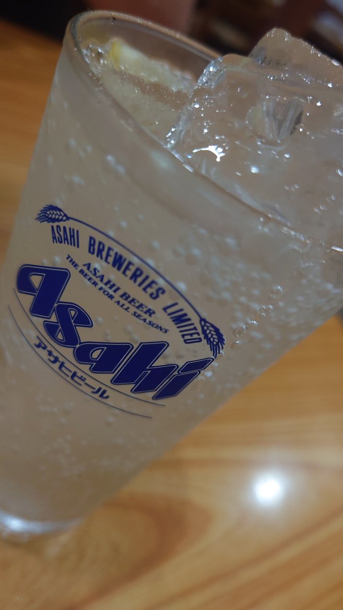 チューハイの炭酸が強すぎて飲もうとすると顔面にシュワシュワがぶちあたってくる最高か