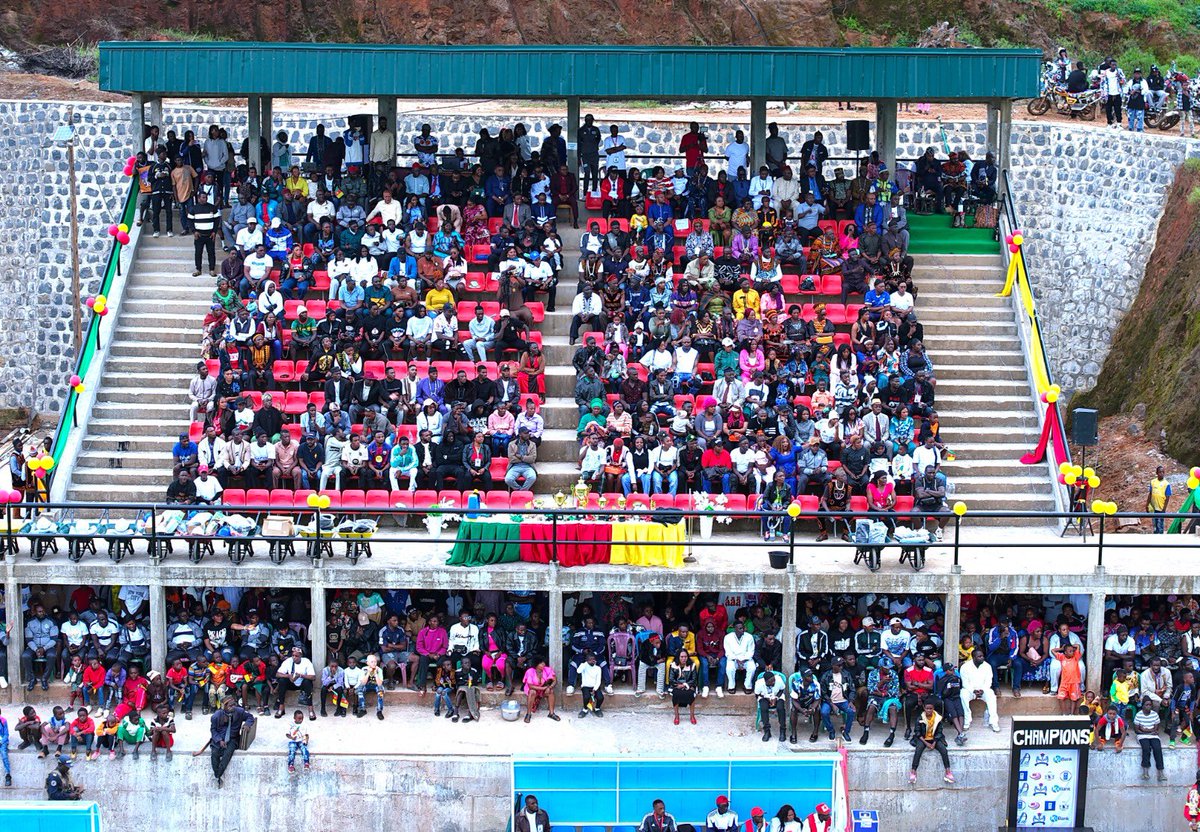 PNUDCameroun's tweet image. A standard synthetic football turf contructed thanks to the #Partnership between #UNDP, the Gov't of 🇨🇲 & the #Bamenda I under the #PPRD-NW/SW Council is a game changer for the population of the #NWRegion.
After decades playing in dusty & waterlogged pitches, players finally…