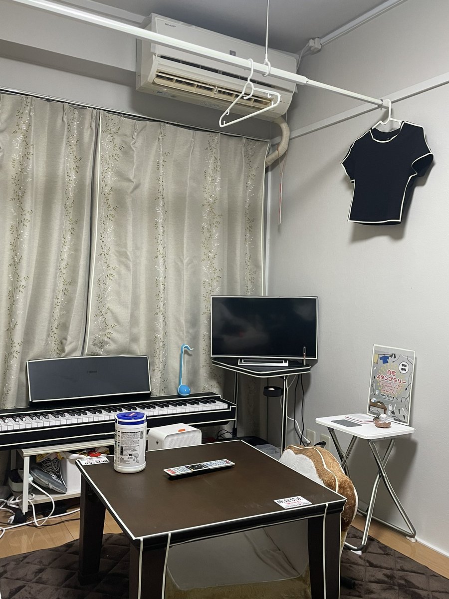 iwanttobeJinrui's tweet image. 蓄光テープで部屋をサイバー空間にした