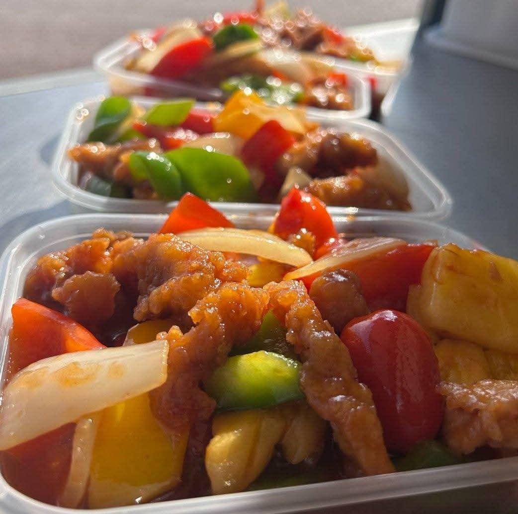 🥢🚐 𝗔 𝗧𝗮𝘀𝘁𝘆 𝟱⭐𝗥𝗲𝘃𝗶𝗲𝘄 𝗳𝗿𝗼𝗺 𝗧𝗼𝗼𝗻𝗴 𝗧𝗼𝗻𝗴! Proving that an appetising van design with quality fitting helps attract hungry customers! 😋 #VanWrap #FleetBranding #BrandedVan #VehicleWrap #VehicleLivery #SignageCompany