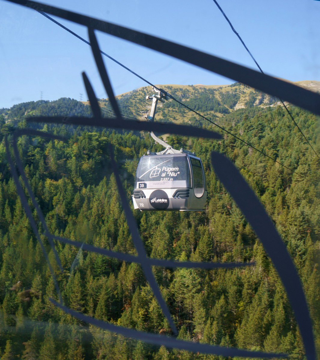 🌄 Vistes de 🦅 amb el Telecabina Cadí-Moixeró🚡

⛰️ Panoràmica de 360° de la Cerdanya, el Ripollès i el Berguedà
🌤️ En dies clars, fins i tot podràs veure Montserrat, el Montseny i el Tibidabo
🚡 Tram 1 operatiu

🎟️ Compra ara el teu bitllet 
lamolina.cat/estiu/activita…