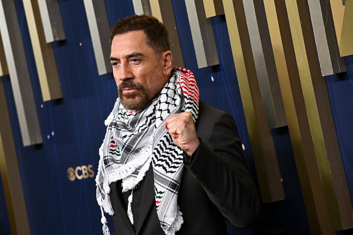 Javier Bardem se viste con el pañuelo palestino para dar lecciones.
Pero cuando en la DANA hubo españoles durmiendo noches enteras junto a los cadáveres de sus familiares porque el Estado no vino a rescatarlos… ni una palabra.

Asco de tío.