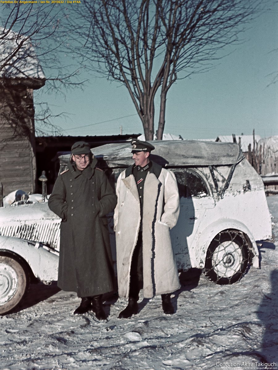 残暑が厳しいので少し涼しい画像で。1941/42年の冬の東部戦線、第3装甲師団第75装甲砲兵大隊第1中隊のアンガーマン博士 Dr. Angermann (右)。第3装甲師団は他師団よりは知られているカラースライドセットが多い。「ベルリンの熊」のマークが見れるのもこの部隊。