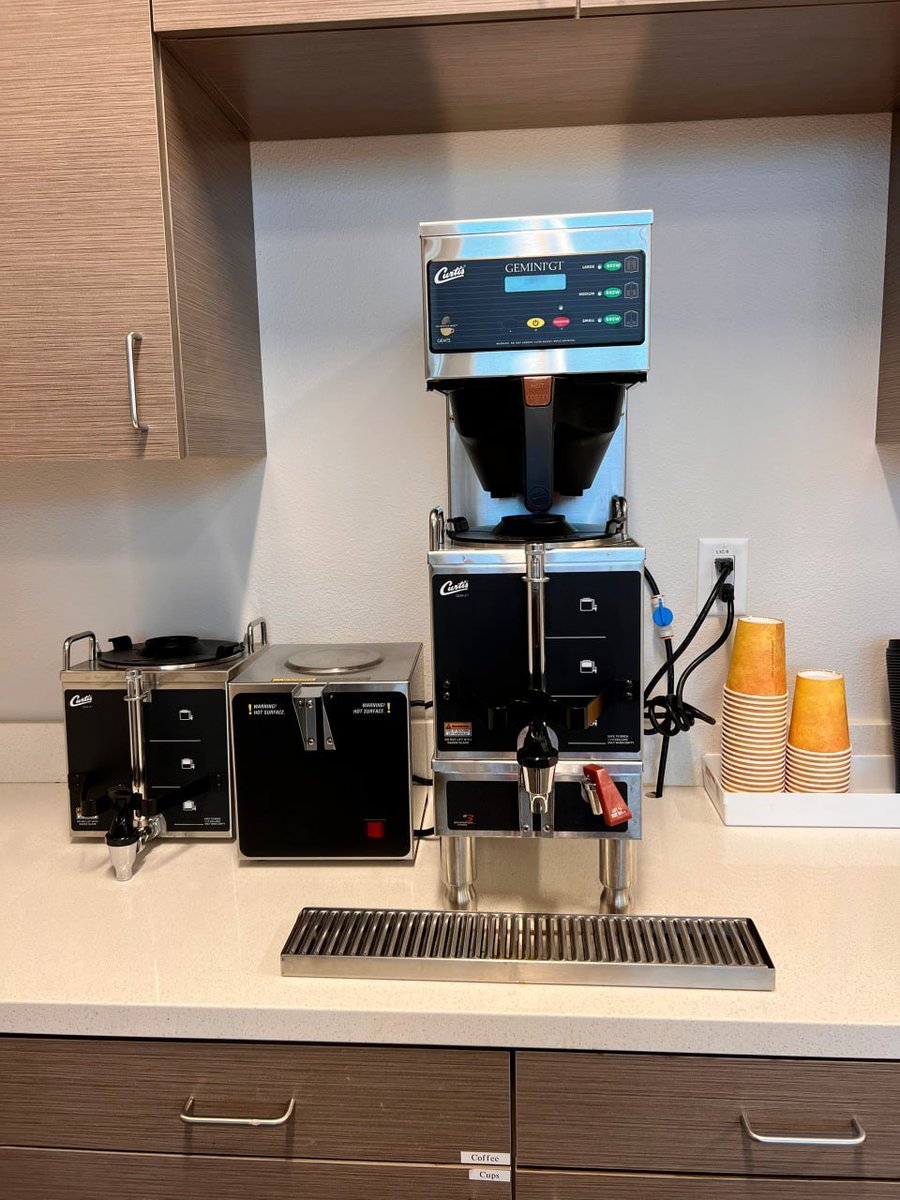 ExpectTschnitz's tweet image. There&apos;s nothing more refreshing than the aroma of freshly brewed coffee wafting through the office! ☕️💼 Our office coffee machine is the centerpiece of our workspace, boosting productivity. #OfficeCoffee #CoffeeLovers #WorkplaceVibes