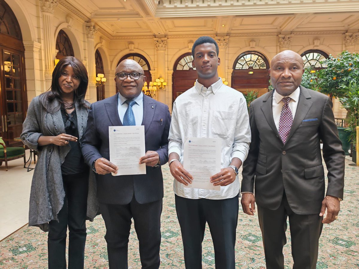 Club_Efficience's tweet image. Ce Samedi à l&apos;hôtel INTERCONTINENTAL Paris Signature de partenariat entre l’association #MODIO et @Club_Efficience 
la collaboration entre les 2 institutions par la promotion de Effi-market.com et la promotion du concours MODIO.
effi-market.com/lancement-effi…