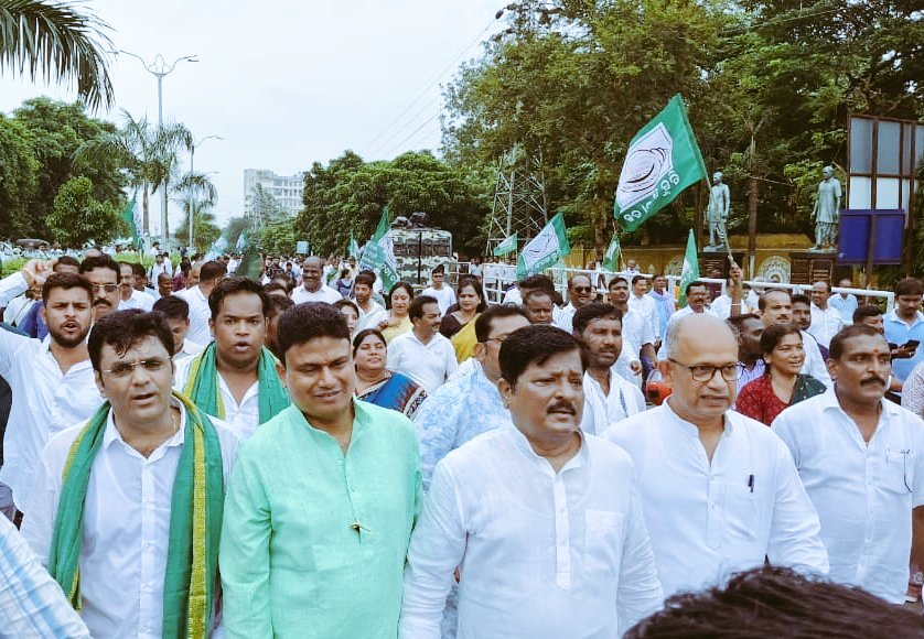 Amaresh_Patri's tweet photo. ରାଜ୍ୟରେ ଚାଷୀଙ୍କ ସାର ସଙ୍କଟ, କଳା ବଜାରୀ ଓ ଚାଷୀ ମାରଣ ନୀତି ବିରୁଦ୍ଧରେ ବିଜୁ ଜନତା ଦଳ ତରଫରୁ ରାଜଭବନ ସମୁଖରେ  ଆୟୋଜିତ ବିଶାଳ ଗଣଧାରଣା ଓ ପ୍ରତିବାଦ ସଭାରେ ଦଳର ବିଶିଷ୍ଟ ନେତୃବୃନ୍ଦ, ଛାମୁଆ ସଙ୍ଗଠନ ଓ ହଜାର ହଜାର ଚାଷୀ ମାନଙ୍କ ସହ କୃଷକ ଭାଇ ମାନଙ୍କ ସମସ୍ୟାର ସମାଧାନରେ ସ୍ୱର ହେବା ଅବସରରେ | https://t.co/0mop2Tbhzy