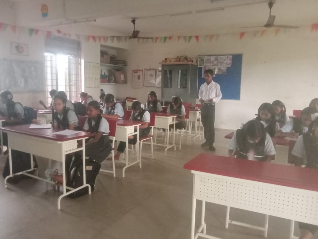 DcpuNavsari's tweet image. આજ ના રોજ નવસારી જિલ્લાના ૦૫ ગામોમાં સક્ષમ યુવિકા કાર્યક્રમ કરવામાં આવેલ. વિવિધ પ્રશ્નો અંગે ચર્ચા કરવામાં આવેલ તેમજ કાયદાકીય અને યોજનાકીય માહિતી તથા એન સી પી સી આર દ્વારા પ્રસિદ્ધ કરવામાં આવેલ જે જે એક્ટ, પોક્સો એક્ટ, બાળ લગ્ન, દત્તક વિધાન વિગેરે વિડીયોની સમજ આપવામાં આવેલ.