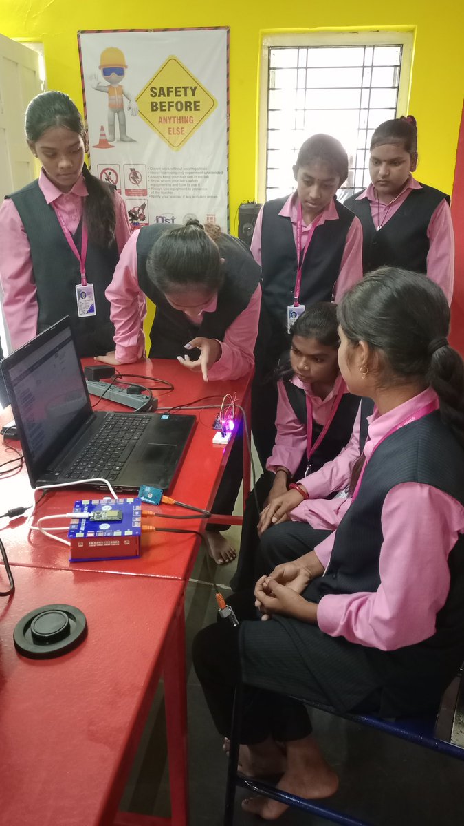 IPlab_rajpipla's tweet image. On #EngineersDay, an engaging Workshop was conducted with hands-on learning using #RoboticsKit🤖🚀
Students explored innovation through #Stembotix, sparking curiosity &amp;amp; creativity in the field of #Engineering 
@InfoGujcost @dstGujarat
@narottamsahoo @pavitshah @manthancsc