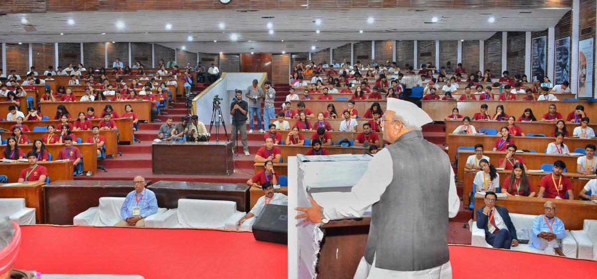 drsomyagurjar's tweet photo. विश्व लोकतंत्र दिवस के अवसर पर जयपुर में आयोजित भारतीय युवा संसद में शामिल होकर गर्व महसूस किया। लोकतंत्र को मजबूत बनाने में युवाओं की भूमिका पर सार्थक चर्चा हुई। इस अवसर पर राज्यपाल महोदय श्री हरिभाऊ बागड़े जी और कर्नाटक के पूर्व सांसद श्री बसवराज पाटिल जी की उपस्थिति और मार्गदर्शन प्रेरणादायी रहा। 🙏🪷🇮🇳✍️ 

#WorldDemocracyDay #IndianYouthParliament #Jaipur @RajBhavanJaipur