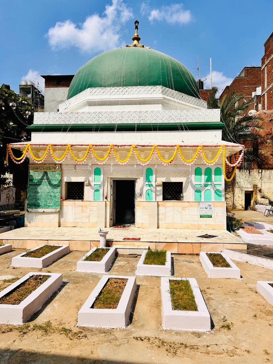 495वीं उर्स मुबारक हज़रत शेख़ अब्दुल हक़ मोहद्दिस देहलवी रहमतुल्लाह अलैहि (958 हिजरी – 1052 हिजरी)

हिंदुस्तान में इल्म-ए-हदीस की बुनियाद रखने वाले,
तसव्वुफ़ की रूह को दिलों में उतारने वाले एक अज़ीम आलिम व वली।

आपकी किताबें जैसे अशअतुल लम'आत, अख़बारुल अख़यार और