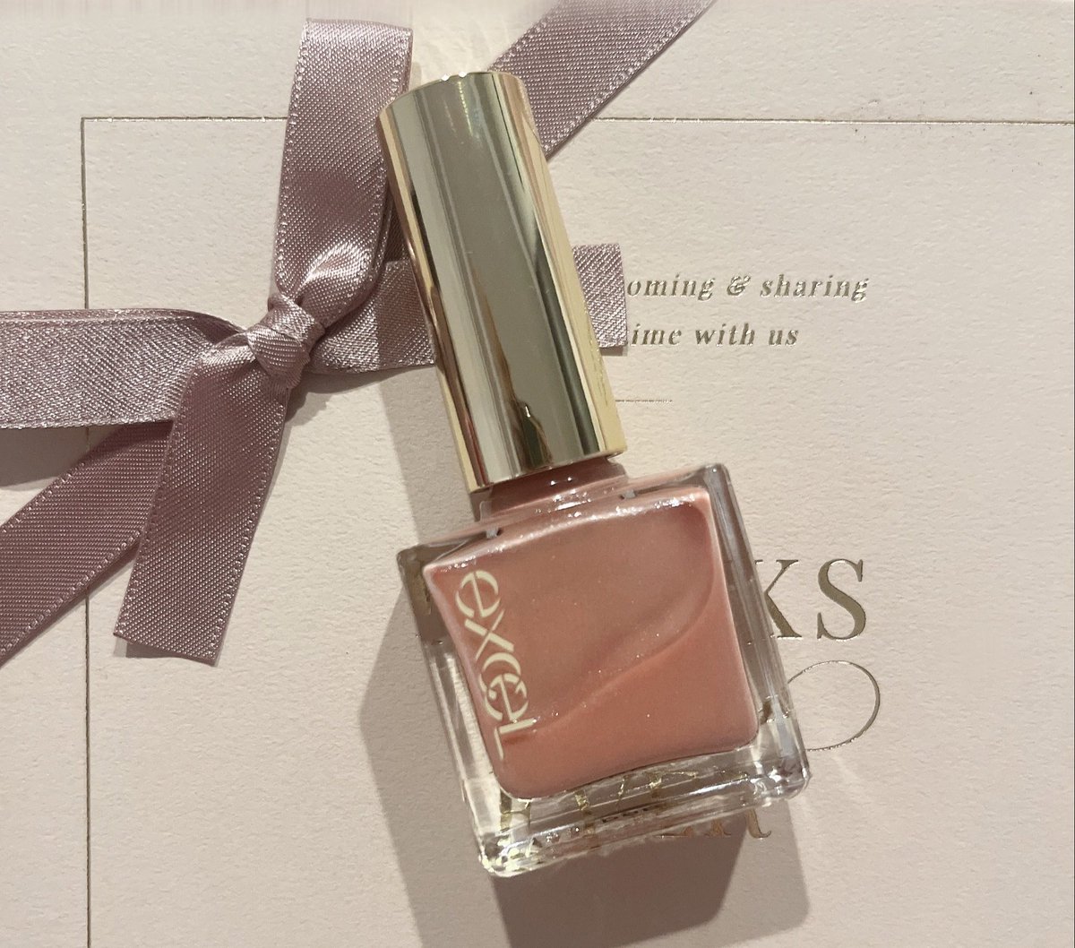 オフィス用に良いネイルないかなと思って購入したexcelのネイルポリッシュの49番。イエベの肌に馴染むヌーディーな色が上品で色っぽい…とても細かいラメがたくさん入ってるから光沢感あって手元が華やかになる🌙
このクオリティを1,100円で出してくれるexcel大好き🥹