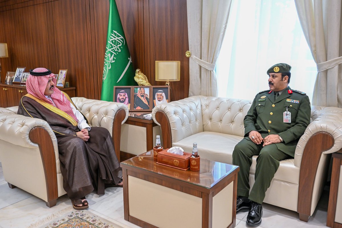 emara_hail's tweet image. سمو #أمير_منطقة_حائل يستقبل مدير جوازات المنطقة المكلف العميد محمد بن نداء الزارع وعدداً من منسوبيها، ويتسلم سموّه تقرير الأعمال خلال النصف الأول لعام 2025م، منوهاً بدعم القيادة لقطاع الجوازات وكافة القطاعات الأمنية.
