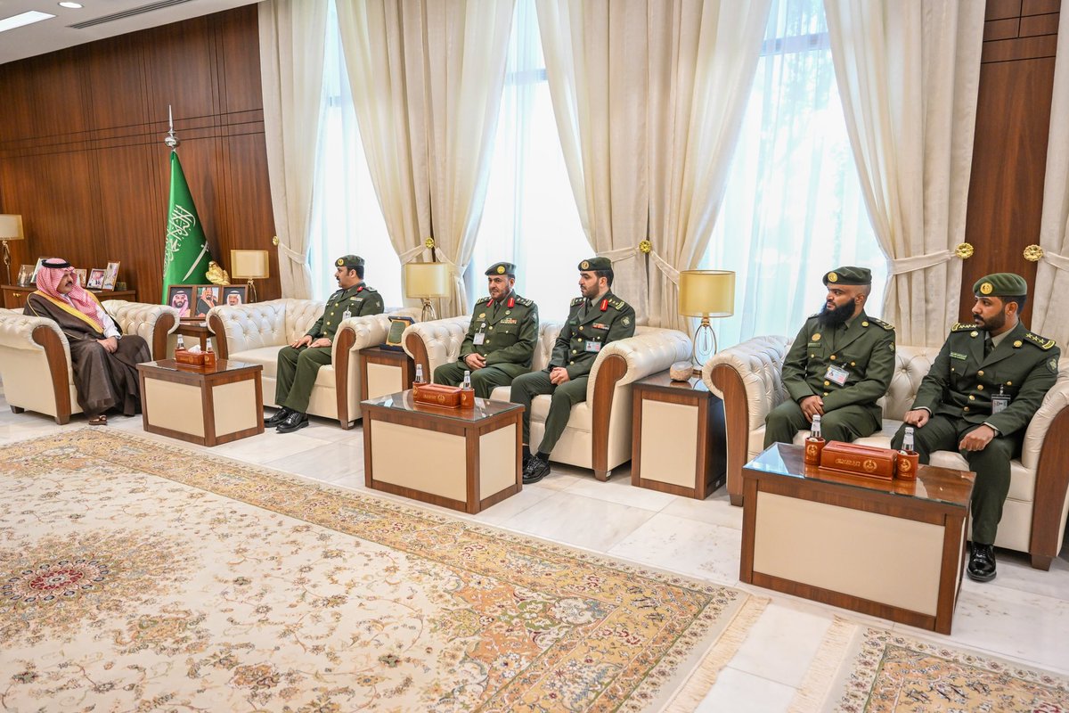 emara_hail's tweet image. سمو #أمير_منطقة_حائل يستقبل مدير جوازات المنطقة المكلف العميد محمد بن نداء الزارع وعدداً من منسوبيها، ويتسلم سموّه تقرير الأعمال خلال النصف الأول لعام 2025م، منوهاً بدعم القيادة لقطاع الجوازات وكافة القطاعات الأمنية.
