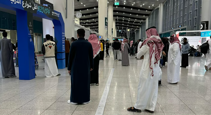 AZK_SA's tweet photo. هيئة النقل تغلظ عقوبة "الكدادة" النقل من دون ترخيص؛ بمصادرة السيارة و بيعها في المزاد.

تقول:
استخدام أسلوب المناداة "تاكسي تاكسي" يعرضك للعقوبة بـ 11 ألف ريال إلى 20 ألف ريال غرامة و حجز السيارة و بيعها في المزاد إذا لزم الأمر. https://t.co/DjCvjrNpID