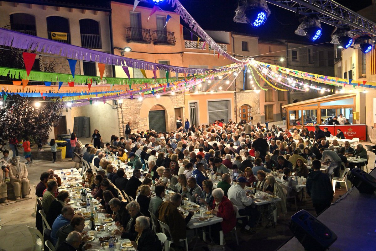 AjMontmaneu's tweet photo. Imatges del #soparpopular de #FestaMajor celebrat el passat divendres dia 5 de setembre. Presentació de l'#hereuipubilla que ens representaran el nostre municipi i de la #pregonera d'enguany. Actuació del grup vocal Petit Comitè.
#Montmaneu #LaPanadella #Anoia #FestaMajor2025 https://t.co/F1yirp9w7a