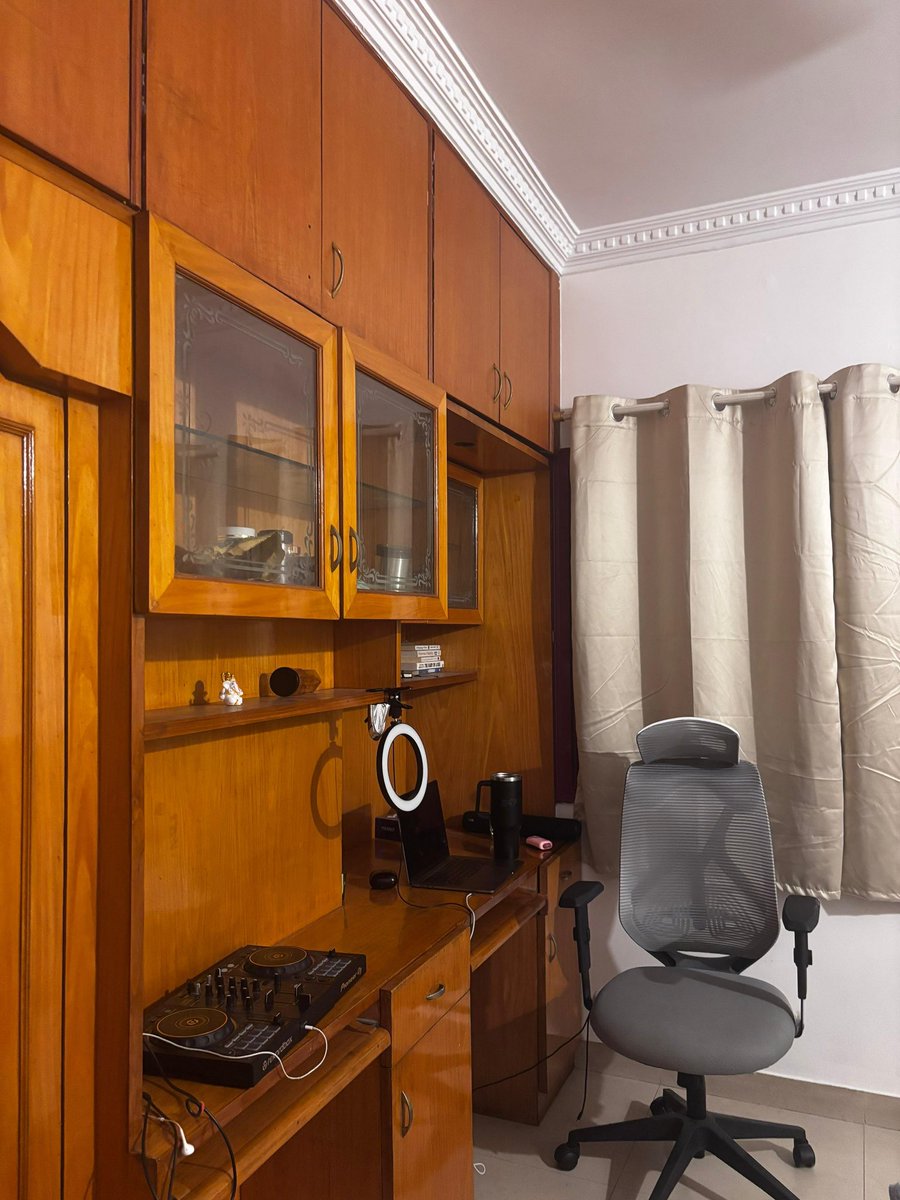 🏠 Duplex 3BHK with a chill terrace (sunrise views 🌅)
📍 Indiranagar, 2 mins from Cult Gym
🛋️ Room comes with wardrobe, dressing table &amp; computer table
🛏️ Bed + mattress + chairs (can buy from me if needed)
💰 Rent: ₹23,000 | Deposit. 75000 

DM if interested or tag a friend