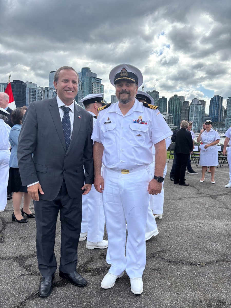 CChileVancouver's tweet image. ⚓️The Consul General Allan Najum was honored to attend the #ChangeofCommand Ceremony for His  Majesty &apos;s Canadian Ship Discovery @RoyalCanNavy Reserve Division in Stanley Park #Vancouver

Congratulations to Jeffrey Baxter, the new Commanding Officer of @HMCSDiscovery 

🇨🇱 🤝 🇨🇦