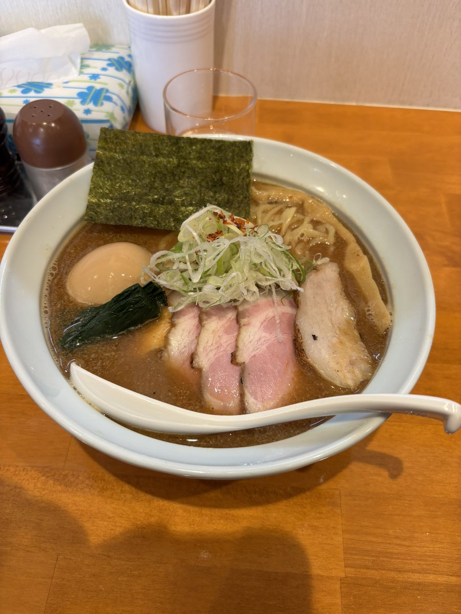 rinrinranran10's tweet photo. とも笑@鉾田の鶏だし塩スペシャルトッピング。鶏が効いたスープにピロピロ麺が合いますね🎶チャーシューもバラもロースも鶏も全部美味しいです😋 https://t.co/jWQ3pkogs2