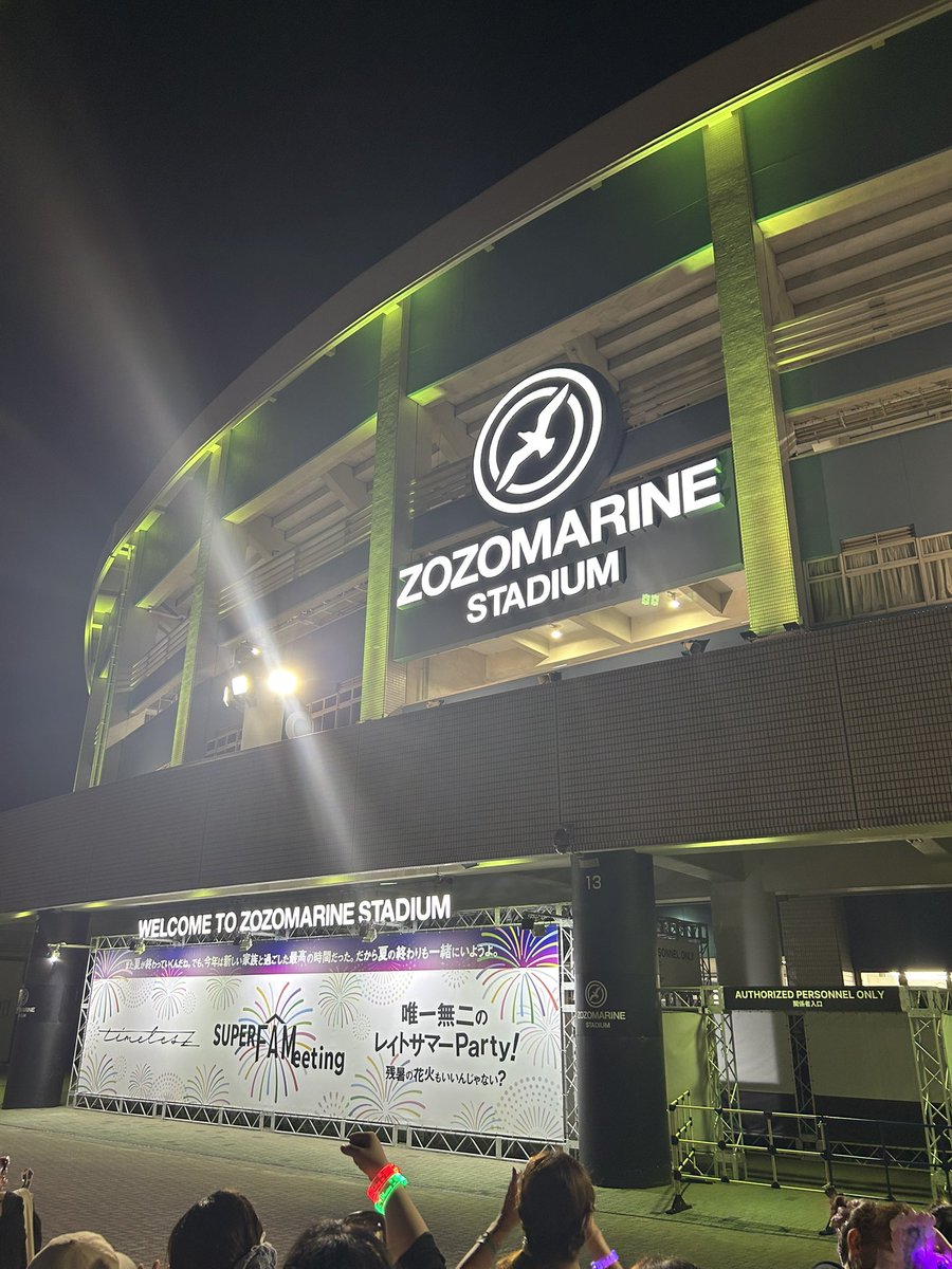 s_p_nova's tweet photo. LIVEしてゲームして盛大な花火大会して新曲披露して夏の最後のいい思い出になりました🎇🎆 https://t.co/78A5Yjw04c