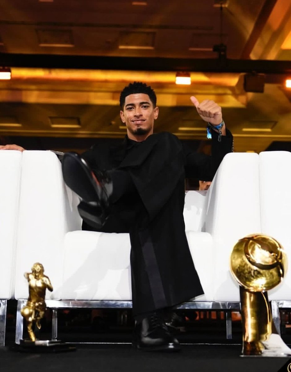 عموماً يعني شكرا لانكم شايفينه سقف لاعبين الوسط وكل لاعب يتألق تقارنونه بيه 
استمرو 👍🏻