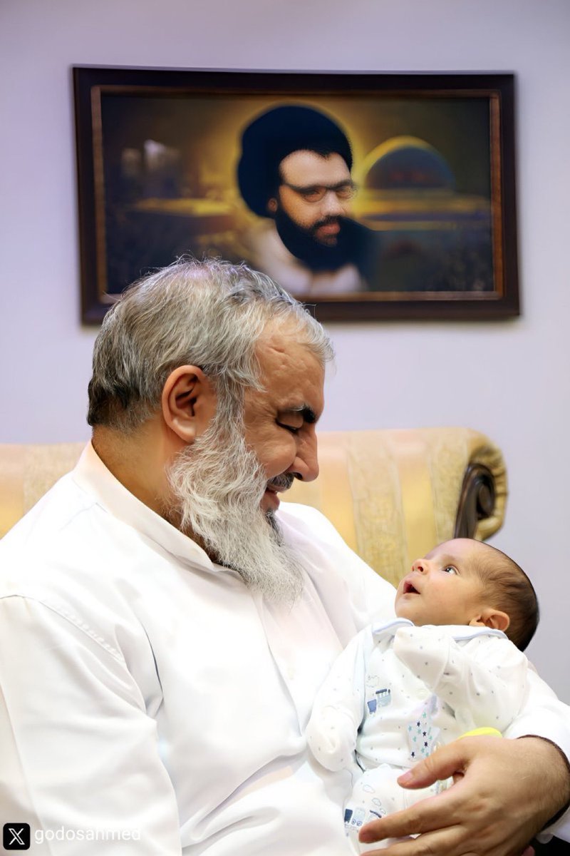 نتحدث عن قادتنا وفي أثناء حديثنا يأسرنا الشوق انهم كانوا مصداق قول الله تعالى اشداء على الكفار رحماء بينهم  فقادتنا اشداء في الميادين رحماء في بيوتهم وحنانهم على أبنائهم واقاربهم ليس له حدود 💚💛