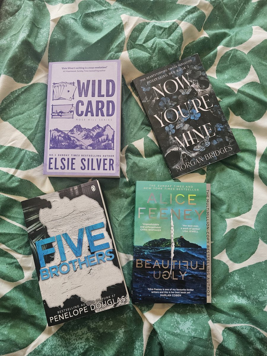 New books 😍🎀🫶🏼🤭💗