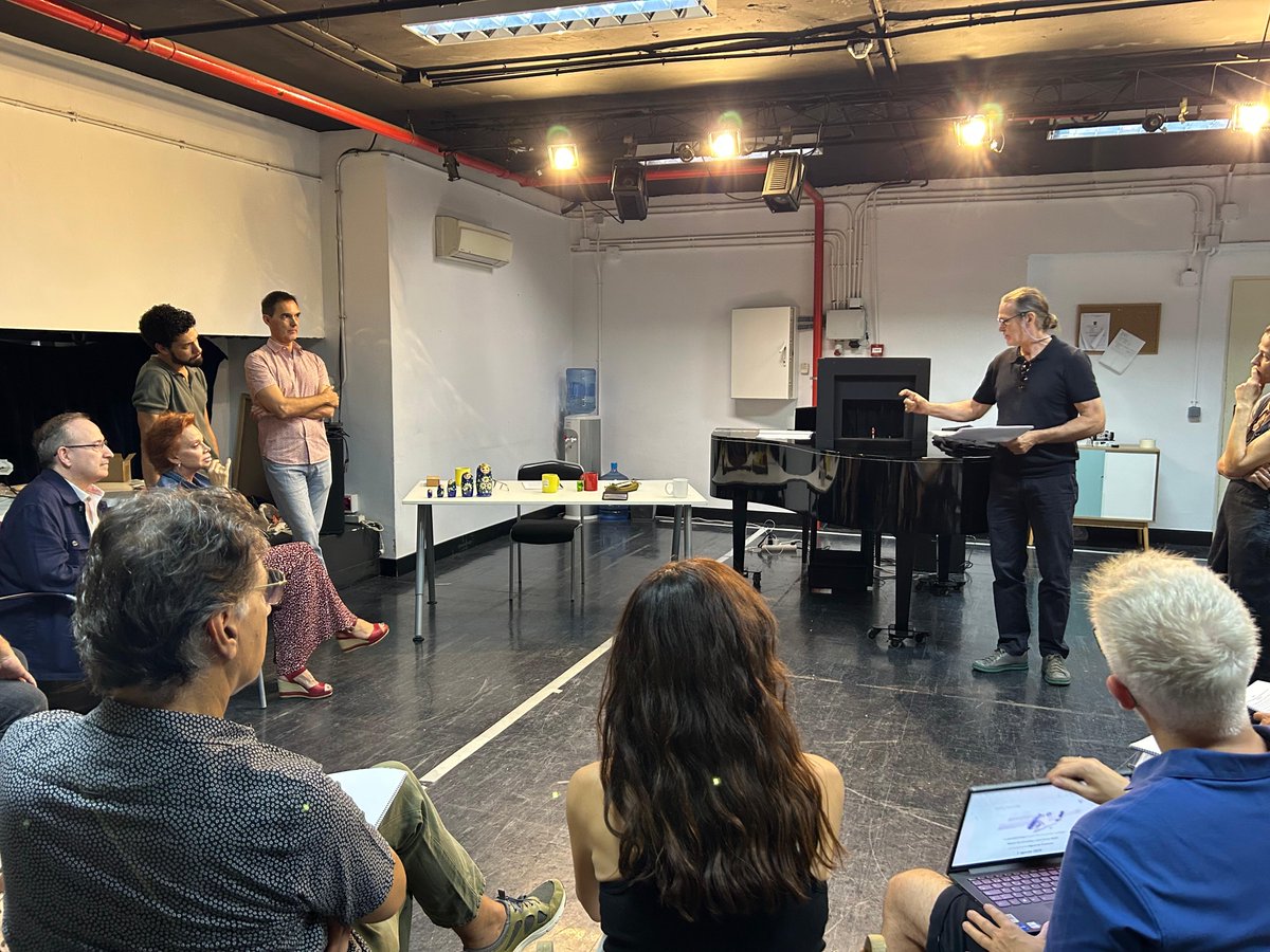 Hoy, hemos celebrado la 𝗽𝗿𝗶𝗺𝗲𝗿𝗮 𝗹𝗲𝗰𝘁𝘂𝗿𝗮 📖 de 𝘋𝘶𝘭𝘤𝘪𝘯𝘦𝘢, una obra escrita y dirigida por 𝗝𝘂𝗮𝗻 𝗖𝗮𝗿𝗹𝗼𝘀 𝗥𝘂𝗯𝗶𝗼, protagonizada por 𝗣𝗮𝗹𝗼𝗺𝗮 𝗦𝗮𝗻 𝗕𝗮𝘀𝗶𝗹𝗶𝗼 y acompañado al piano por 𝗝𝘂𝗹𝗶𝗼 𝗔𝘄𝗮𝗱.

Os dejamos algunas fotos 🤗💗