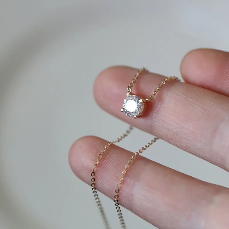 moss_shields's tweet image. The ultimate versatile piece. This sterling silver gold-plated clavicle chain with a single zircon offers perfect everyday sparkle for any occasion. #MinimalistJewelry #EverydaySparkle #ClavicleChain #SterlingSilver 
mossshields.net/products/somil…