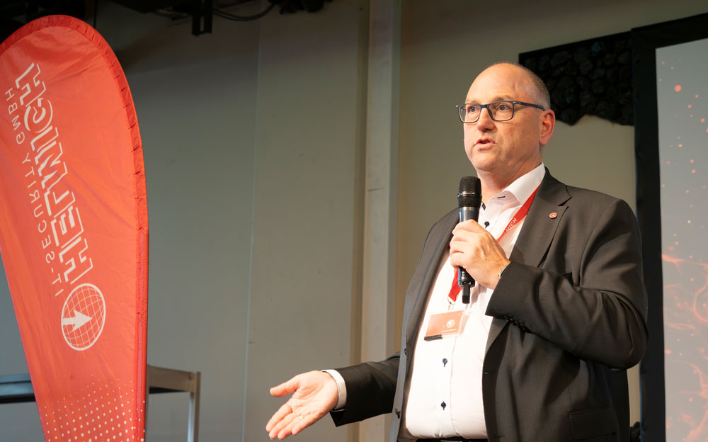 HelmichSecurity's tweet image. 🛡️Strategien, die Cyberkriminelle vor dem Strafraum stoppen.

Unsere IT-Security Fachmesse 2025 in der Veltins-Arena war ein voller Erfolg!

Live-Hacking, starke Keynotes, Top-Hersteller &amp;amp; echtes Schalke-Feeling.

📸 Eindrücke vom Tag: