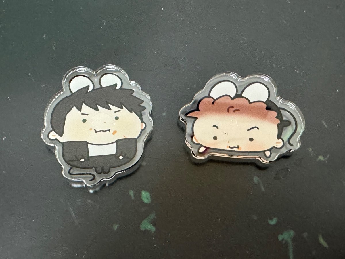 지구상에서 마지막으로 남은 쥐만이와 쥐섭이가 강력한 자력으로 달라붙어 있는 걸 뜯어내려다 코와 마빡이 깨지는 불미스러운 일이 발생하여 재건성형술을 시도해보겠습니다
금속 기구로 자석을 잡으면 떨어지지 않는군요 🧲 걍 손으로 합시다
깔끔하게 완성 ✌️

이제 너희는 평생 격리다