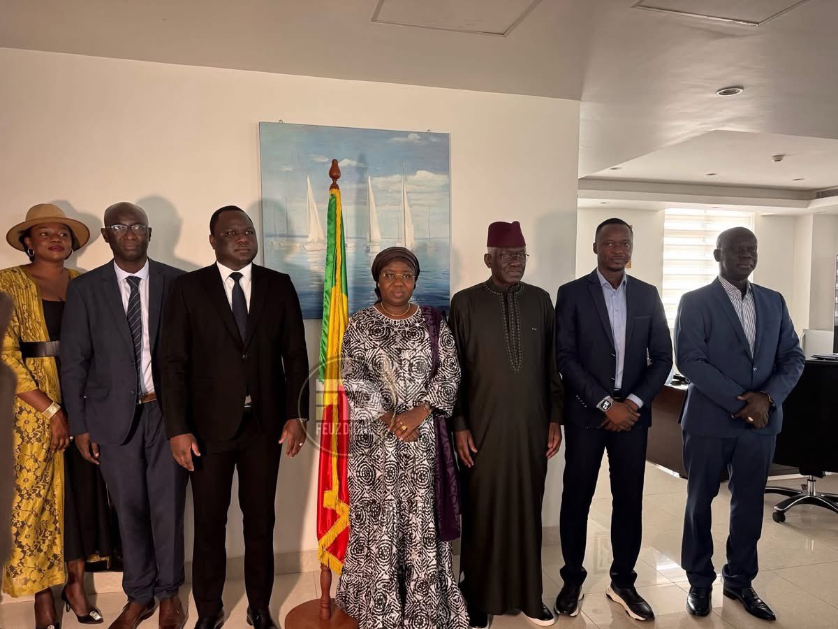 Comment est-ce que les nouveaux ministres arrivent avec leur propre équipe ?
#kebetu  #Senegal