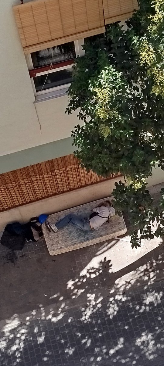 Así está la calle Topete. Compran, consumen y a dormir y de vuelta al ppo.

Madrid 360 pasa y no retiran nada. Ni bolsas ni nada.

<a href="/Lineamadrid/">Línea Madrid</a> Calle Topete 12, retiren el colchón por favor

<a href="/policiademadrid/">Policía Municipal de Madrid</a> <a href="/JMDTetuan/">Distrito de Tetuán</a> <a href="/pptetuan/">PP Tetuán</a> <a href="/PSOEtetuan/">@PSOETetuán  /❤️</a> <a href="/mas_tetuan/">Más Madrid | Tetuán</a> <a href="/TetuanVox/">VOX Tetuán Madrid</a> <a href="/EnriqueRGH/">Enrique Rico</a>