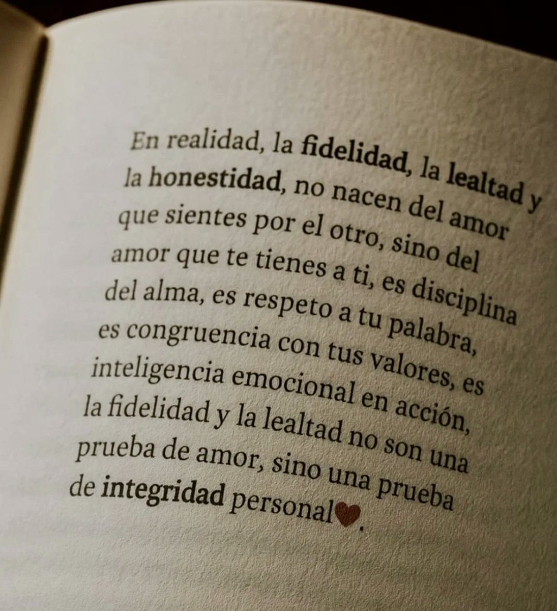 Cementedelibros's tweet image. Se vuelve urgente recordar lo importante que es el respeto y el amor que nos tenemos a nosotros ❤️‍🩹. 
“La fidelidad, la lealtad y la honestidad no nacen del amor que sientes por el otro, sino del amor que te tienes a ti mismo.
Bonito inicio de semana para todos
#cementeriodelibros
