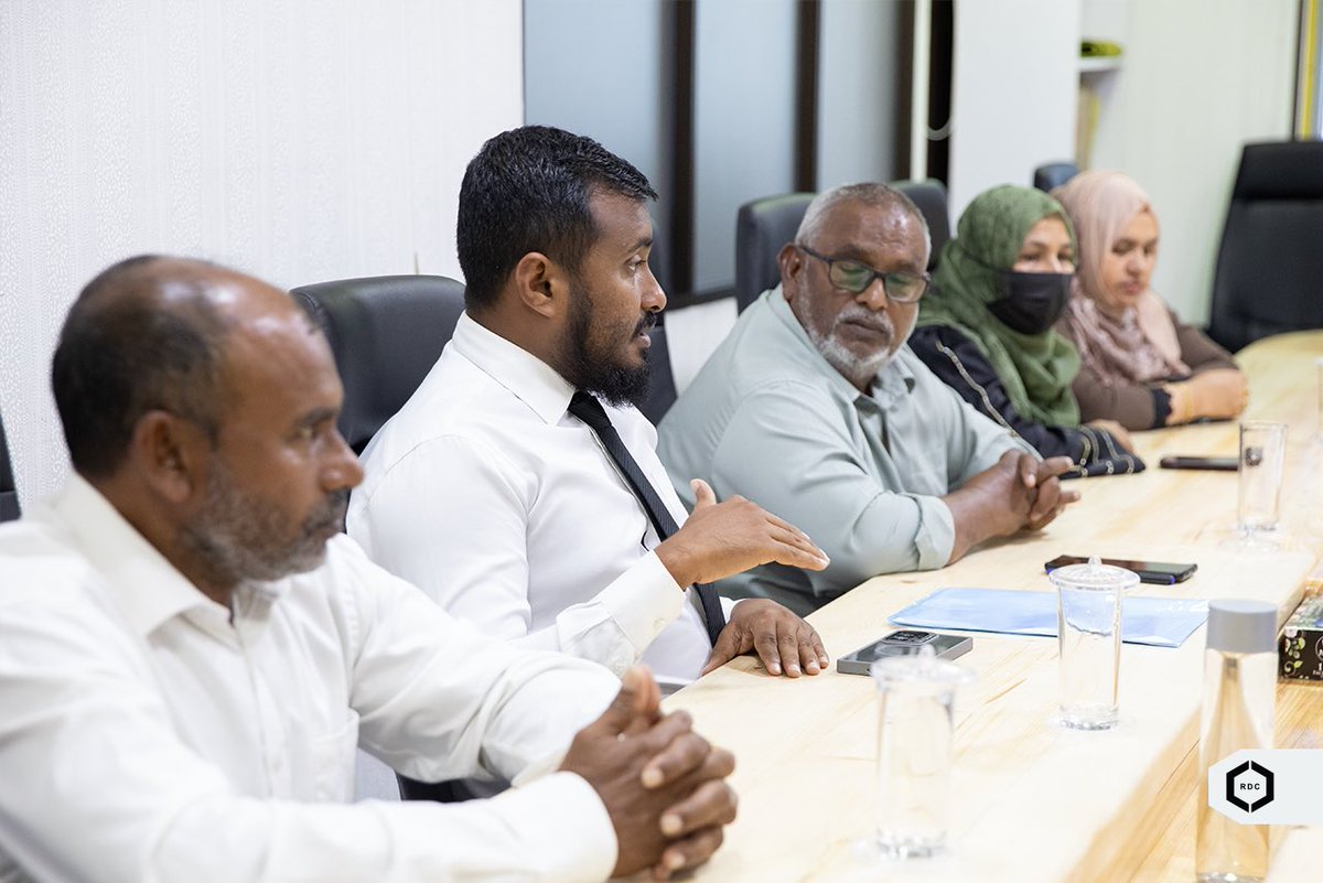 ގއ. މާމެންދޫ ކައުންސިލްގެ ނައިބު ރައީސް އަޝްރަފް އަލީ އަދި ކައުންސިލް މެންބަރުން މިއަދު ވަނީ މި ކޯޕަރޭޝަންގެ މެނޭޖިންގ ޑިރެކްޓަރ އިބްރާހީމް ނަޡީމް އަދި އިސް ފަރާތްތަކާއި ބައްދަލު ކުރައްވާފައެވެ. މި ބައްދަލުވުމުގައި މި ކޯޕަރޭޝަނުން ގއ. މާމެންދޫގައި ކުރިއަށް ގެންދާ މަޝްރޫއުތަކާއި