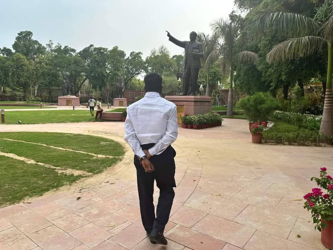 vckitwingoffi's tweet photo. எங்கிருந்து வருகிறோம் என்பதல்ல முக்கியம்.!

எங்கு சென்று நிற்கிறோம் என்பதுதான் முக்கியம்..!

#அங்கனூரில் இருந்து #லண்டன் வரை.... https://t.co/KvEjOkaZe0