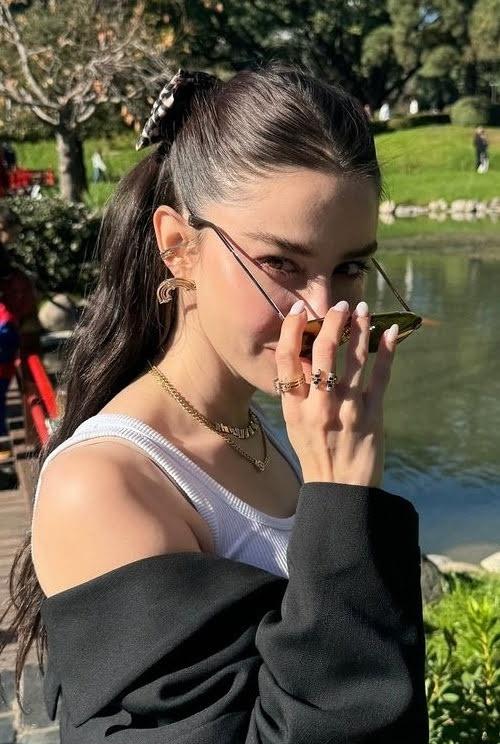 <a href="/NagoreOsorio/">Nagore</a> È vero! #ÖzgeGürel ha davvero un energia contagiosa che porta luce e illumina tutto e tutti..
Lo abbiamo capito anche noi, da lontano e comprendiamo come,
#SerkanÇayoğlu vedendola, ne è stato rapito .. 
È davvero un'anima preziosa che sprigiona luce, tenerezza e gentilezza..