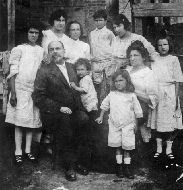 #OtD 15 Sep 1897 an appeal to women workers written by Italian textile militant and anarchist-feminist, Maria Roda, was published in Paterson, NJ. She raised eight children (pictured) and helped organise textile, cigar and dockworkers stories.workingclasshistory.com/article/8738/"to-women-workers"