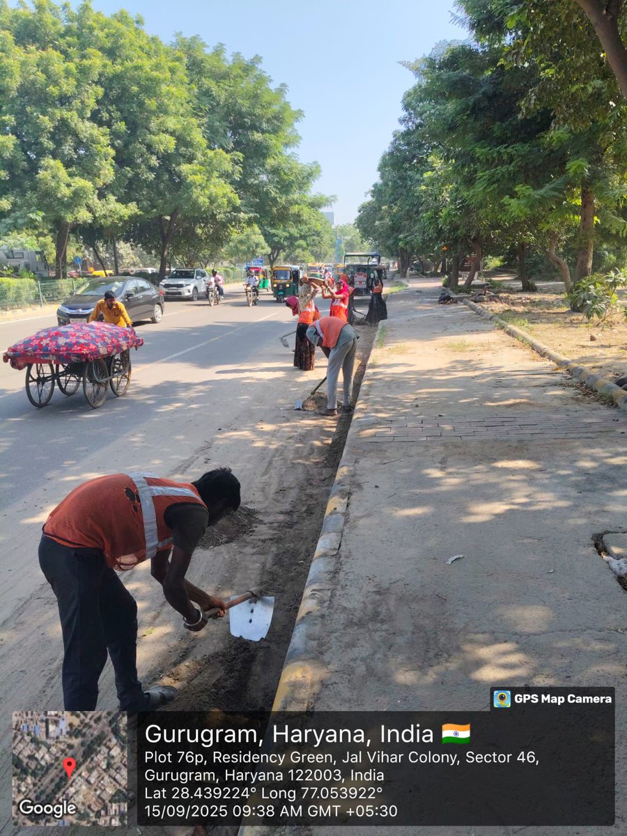 OfficialGMDA's tweet photo. 🚧 GMDA’s upkeep drive between Bakhtawar Chowk &amp; Subhash Chowk continues. Carrying out collection &amp; shifting of road edge soil and cleaning of road gullies to keep drains clear and roads functional.
#OnGroundAction #RoadMaintenance #CleanCity https://t.co/GTvHDhMJ5Q