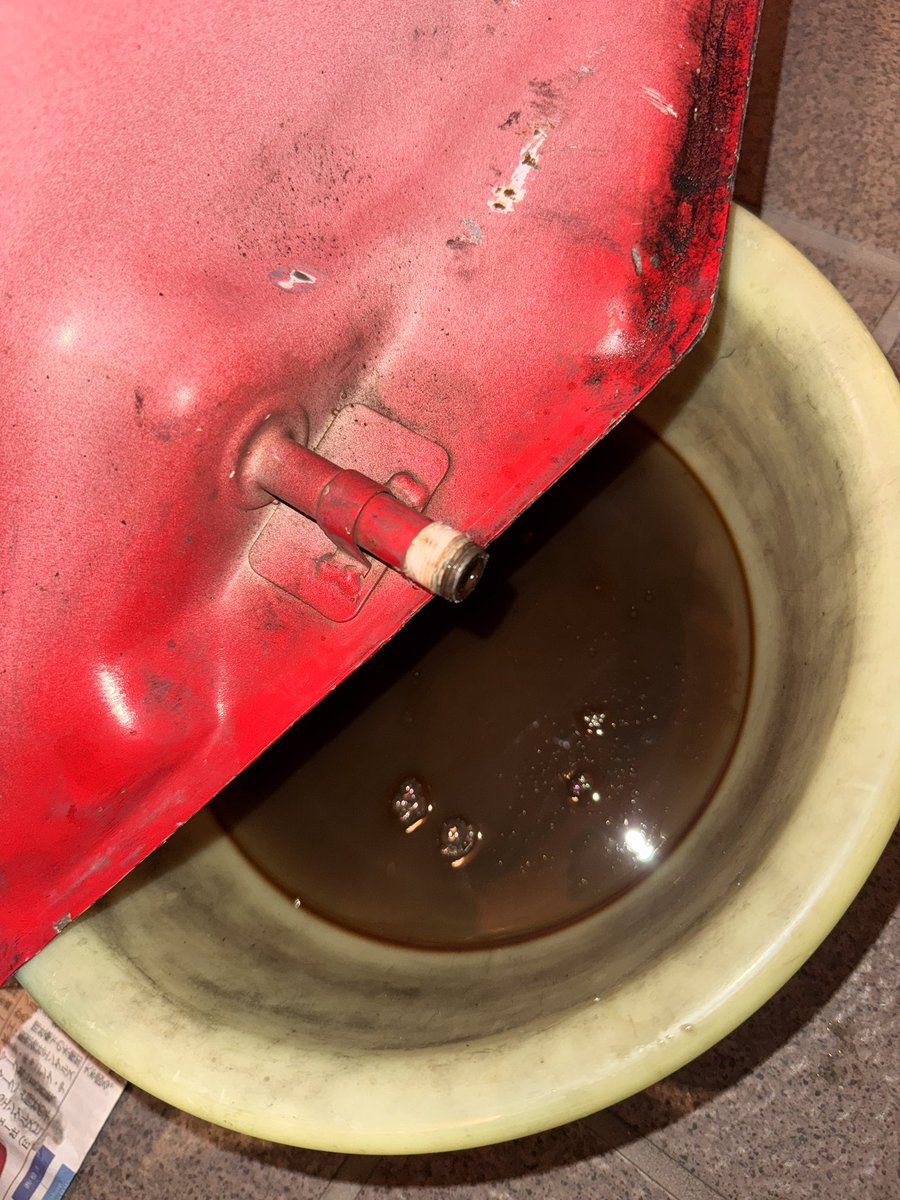 NSR50のタンク錆び取り！！！
ほんまにこのタンク使えるんかな？って
不安になるくらい黒い液体が…🫤

コックから出せるだけ出したけど、
残りの液体はどうやって出したらいいの⁇

コックからはどう頑張ってももう出ないけど、
中に液体がまだかなりいる、、、