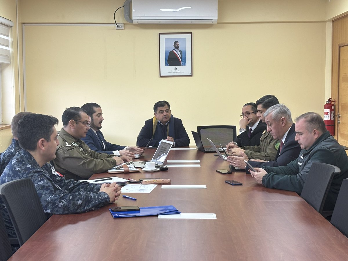 🔹 El Delegado Jorge Alvial, junto al seremi de Seguridad, Alejandro Reyes, encabezaron un nuevo Comité Policial Regional con Carabineros, PDI, Armada y Gendarmería.
👉 El foco: reforzar la prevención y fiscalización en el marco del plan #PorUn18Seguro. 🇨🇱