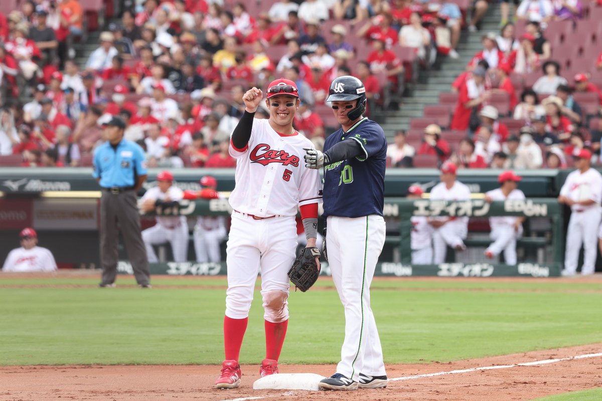 リプレイ検証中の小園くんと北村さん
250915