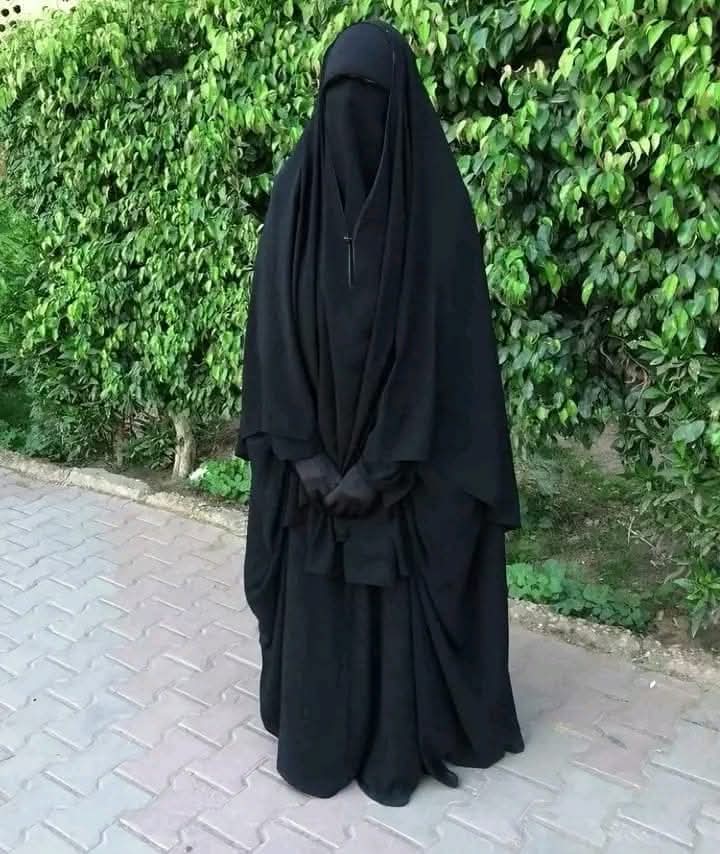 السلام عليكم ورحمه الله وبركاته 
#مساء_الخيرᅠ

أرادَ أن يتزوَّج من فتاةٍ منتقبة وترتَدي الأسود
فَقالوا لهُ لا تتزوّجها فإنَّها معقَّدة 

فَقال أنا معقَّد أرِيد معقَّدة نَعقِد معًا عقدًا يَدوم عُقودا ونَنجِب عَنقودًا صَغيرا نربّيه على العَقيدة والتَوحيد.
#امن_الخليج_خط_احمر