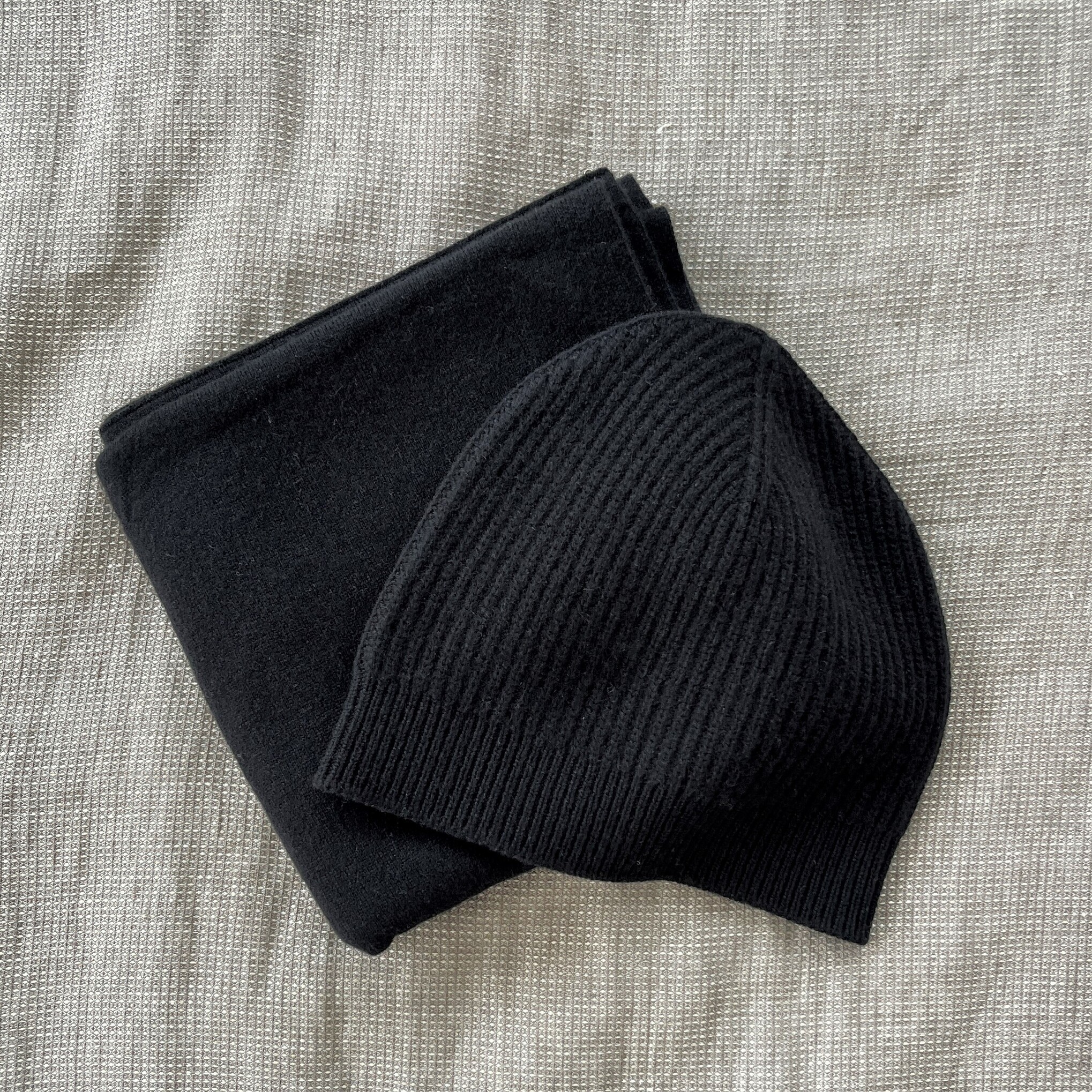 ムジラボ 自然の色を生かして染色したカシミア ニットストール 黒