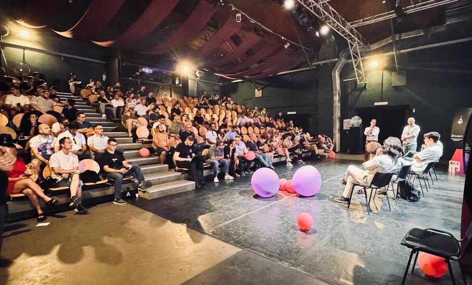 ĒTHNA 2025 ha fatto BOOM 💥

Oltre 200 persone hanno invaso Catania sabato: domande a raffica nei panel (anche quando di solito cala l’attenzione 👀), workshop strapieni, networking che non si fermava nemmeno dopo il caffè.

Risultato? Un’energia magmatica che ha reso chiaro a