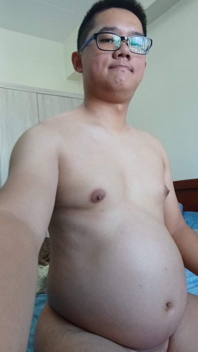 plumpy_tiger's tweet photo. 3 years difference
60kg VS 80kg
#feedeerism #feedeeweightgain #fatpiggy #fatbellyboy #fatfeedeeboy #forcedfeed #bigbelly #bloatbelly #gainr #weightgain https://t.co/04yJUrDMTW