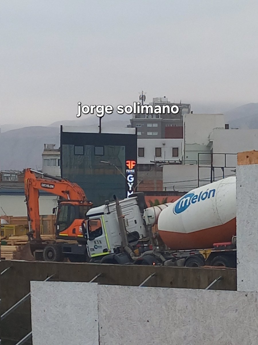 jorgesolimano's tweet photo. #iquique ahora 
 está  cargado de cemento y se le ocurrió pasar/estacionar donde es gravilla e  inestable.  Ahora tendrán que tratar de sacarlo https://t.co/UHeng0EKIn