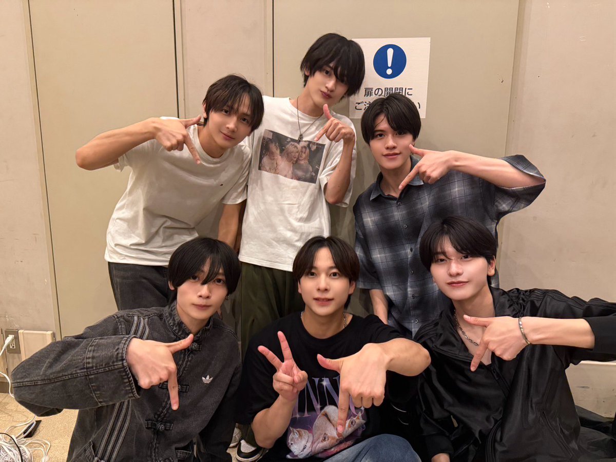 〖✏️💜〗

ゆあんです。

今日はみんなで火ノ宮夕さんのバースデーイベントを観に行かせていただきました。周りを巻き込んだパフォーマンスや転換映像も面白くてとても楽しかったです。楽しませるだけじゃなく自分達も全力で楽しんでいるからこそ生まれるライブだなと、心から感じました。