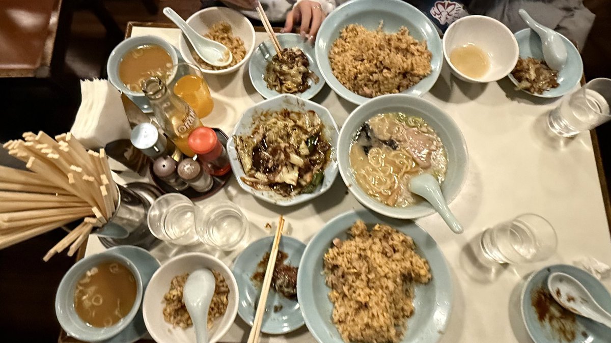_nonokiri_'s tweet photo. 🍥🥟 噂の中華 レビュー🥟🍥
📍 龍朋

閉店間際ダッシュしてでも行った龍朋🥡
北爪さくらさんのオススメで行ったんだけど、
全部が本格派中華で味の濃さも提供時間もベストでした👍🏻
オススメはチャーハン、絶対に食べてください。約束。
RIRYDAY4人で行ってこの量をしっかり完食しました✨ https://t.co/dPqJmXU7yX