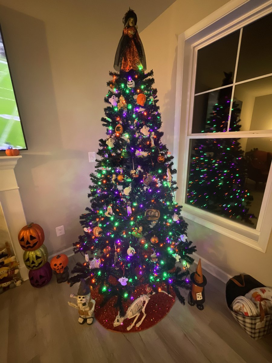 I think you will dig this <a href="/NosCalanGaeaf/">Halloween Queen 🎃</a> just finished decorating it for the season.